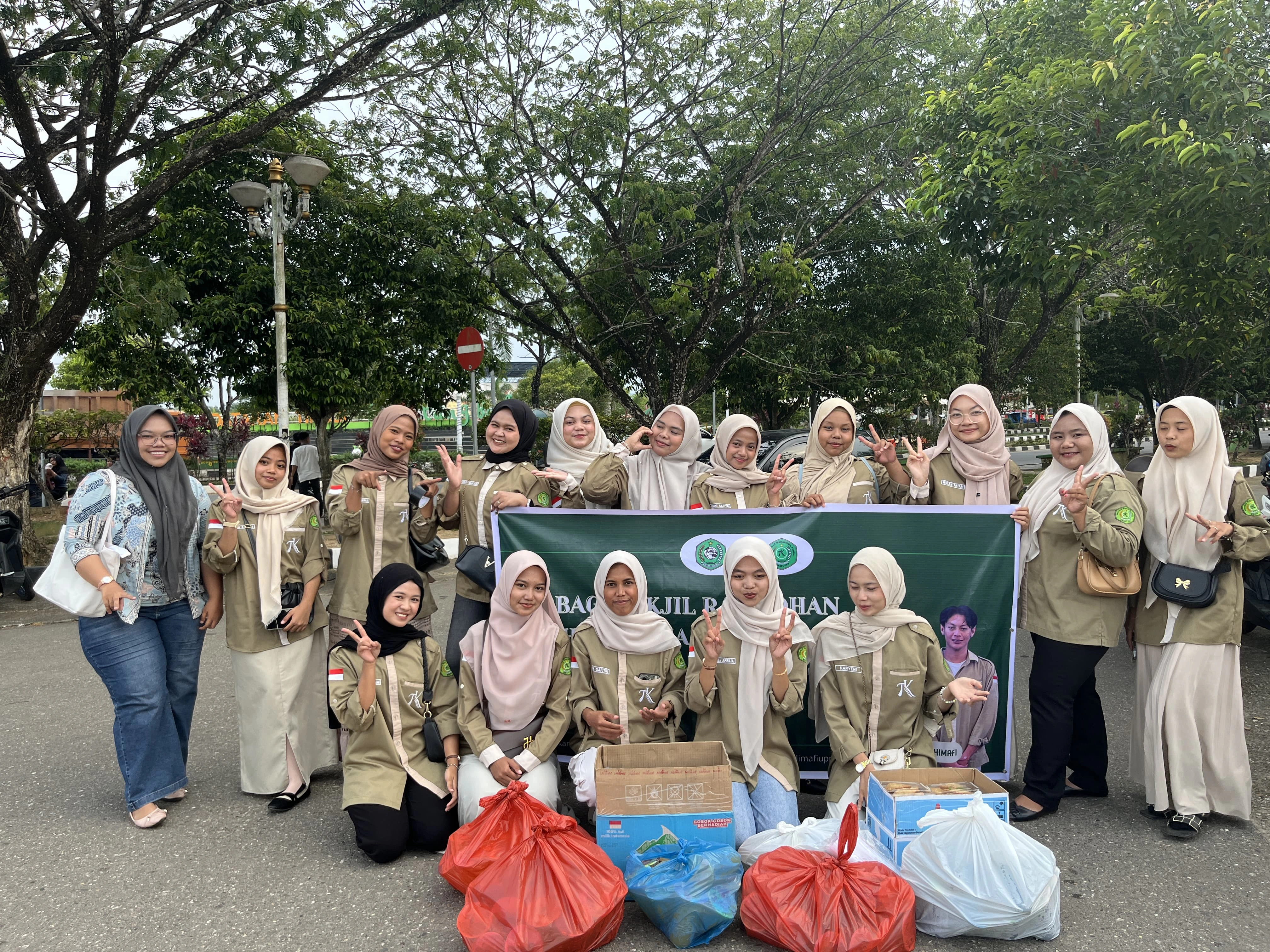 HIMAFI Universitas Pasir Pengaraian Gelar Kegiatan Berbagi Takjil di Depan Islamic Center Pasir Pengaraian